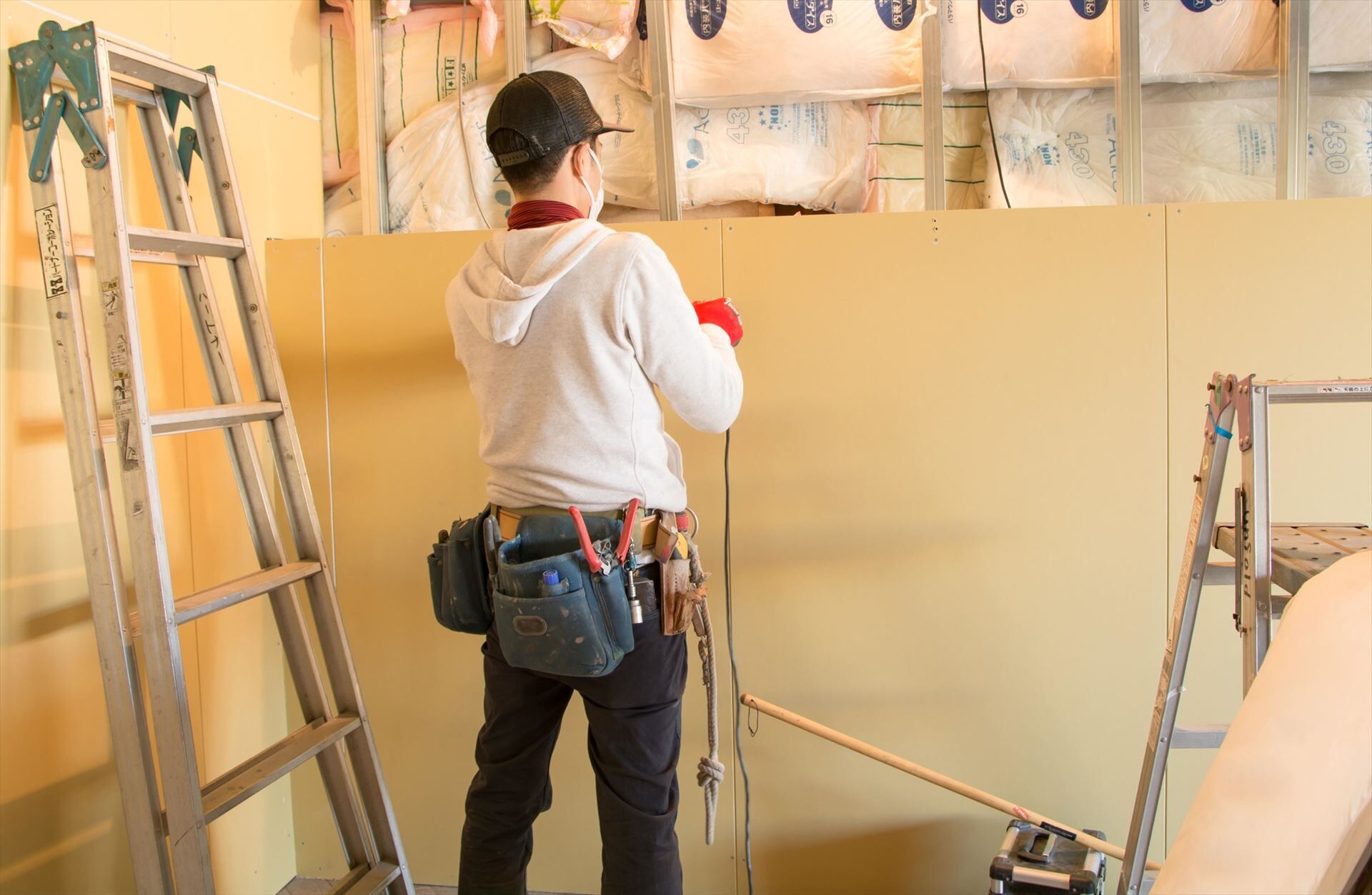 住宅のリフォーム作業を進める職人