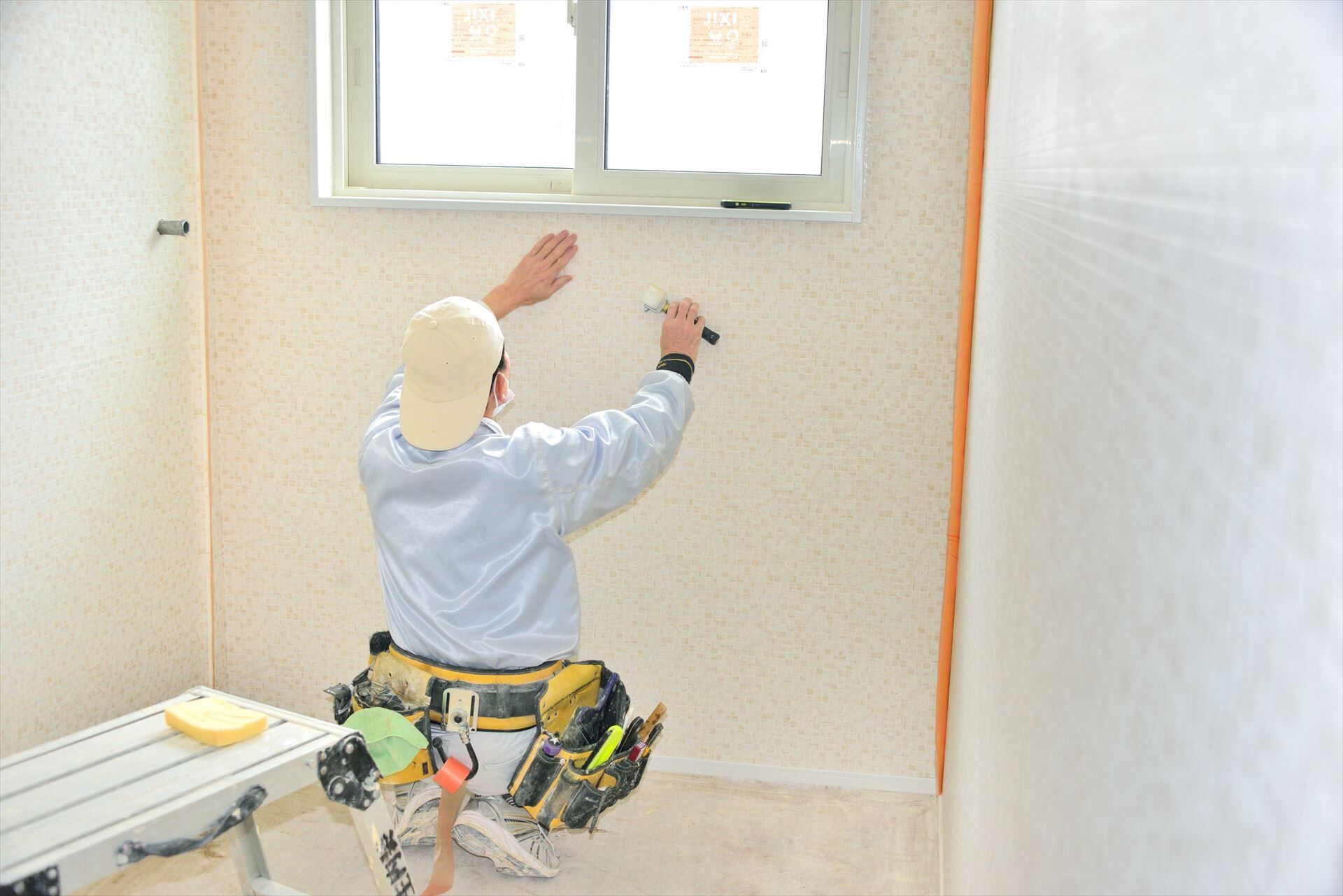 クロス張替えを行うスタッフ